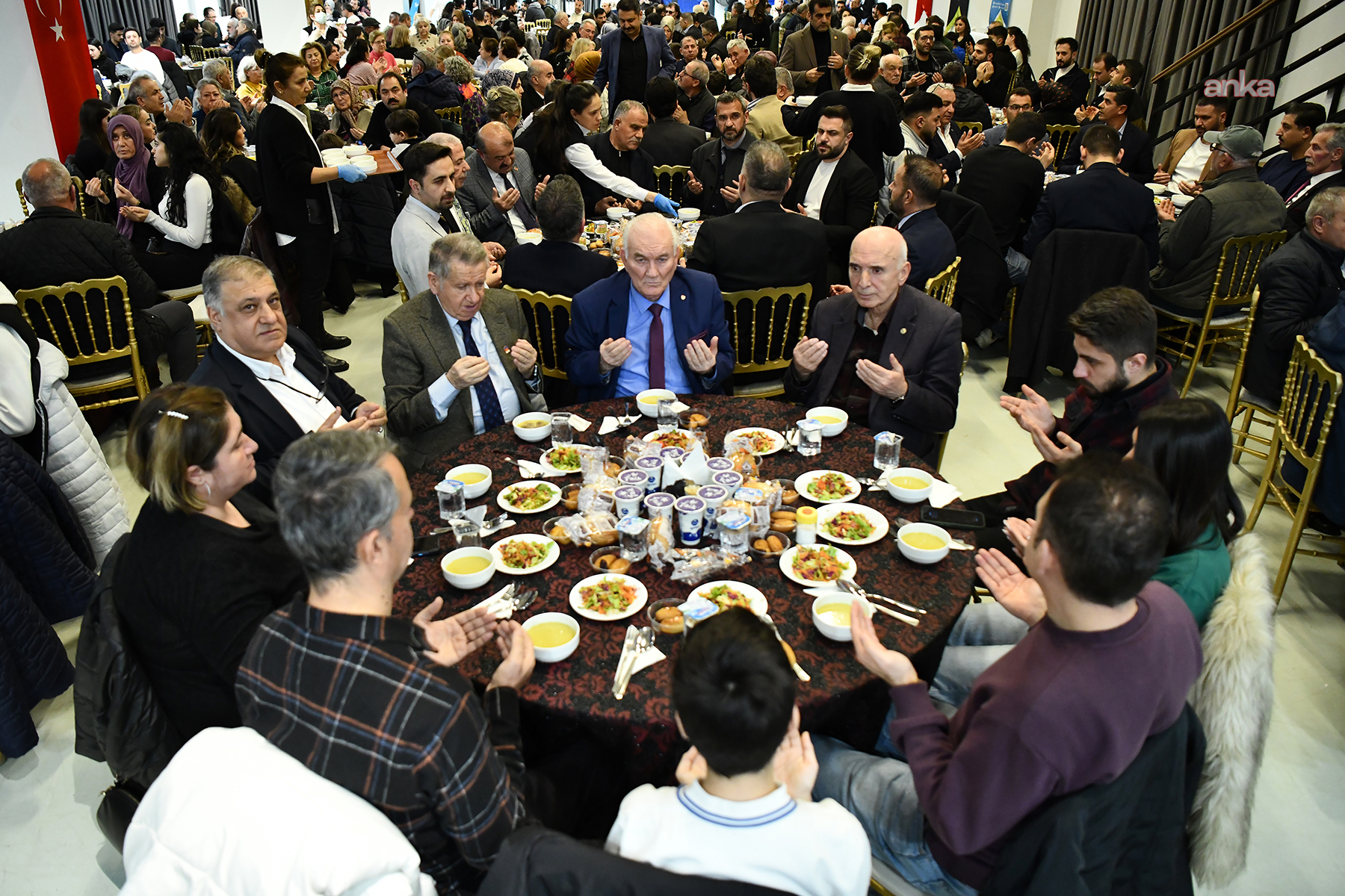 Tepebaşı Belediye Başkanı Ataç, Yeşiltepe'de düzenlenen iftar programına katıldı