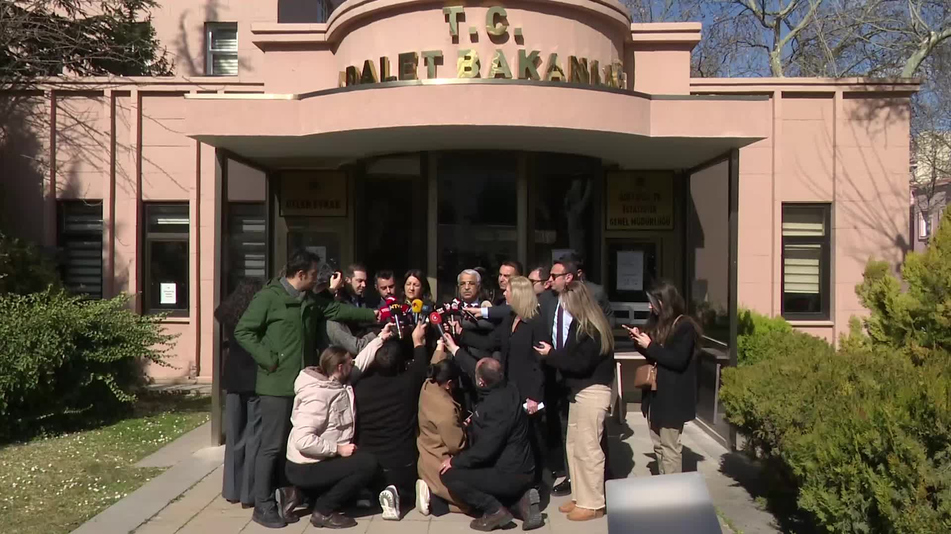 DEM Parti İmralı Heyeti, İçişleri Bakanı Çiftçi ve Adalet Bakanı Gürlek ile görüştü.... "Yasanın bayramdan sonra Adalet Komisyonuna gitmesi bekleniyor"
