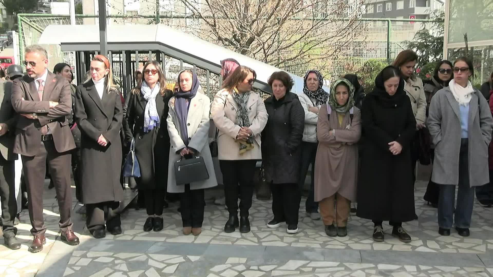 Fatma Nur Çelik ve kızını kadınlar uğurladı... Cenazenin taşınması sırasında "Çocuk katilleri hesap verecek" sloganı atıldı