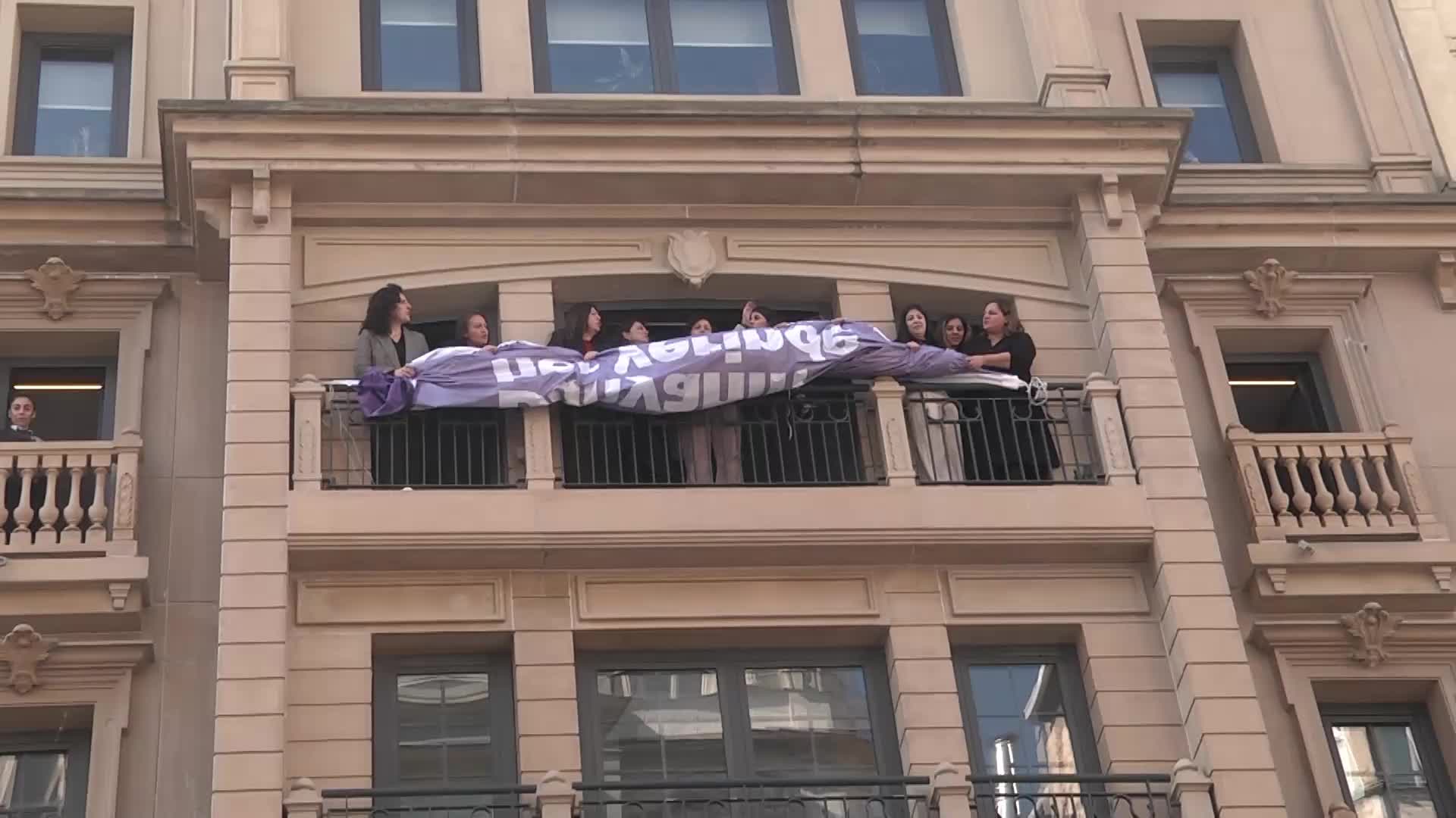 Kadınlar, İstanbul Barosu binasına “Yaşasın 8 Mart” yazılı pankart astı