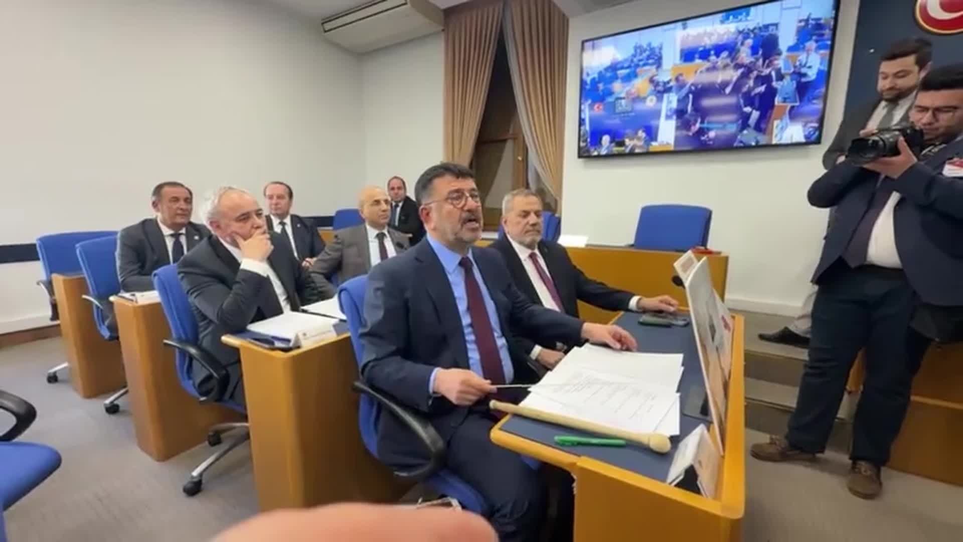 TBMM Plan ve Bütçe Komisyonu... Veli Ağbaba'dan "davullu" protesto: Lütfen emeklinin sesini duyun
