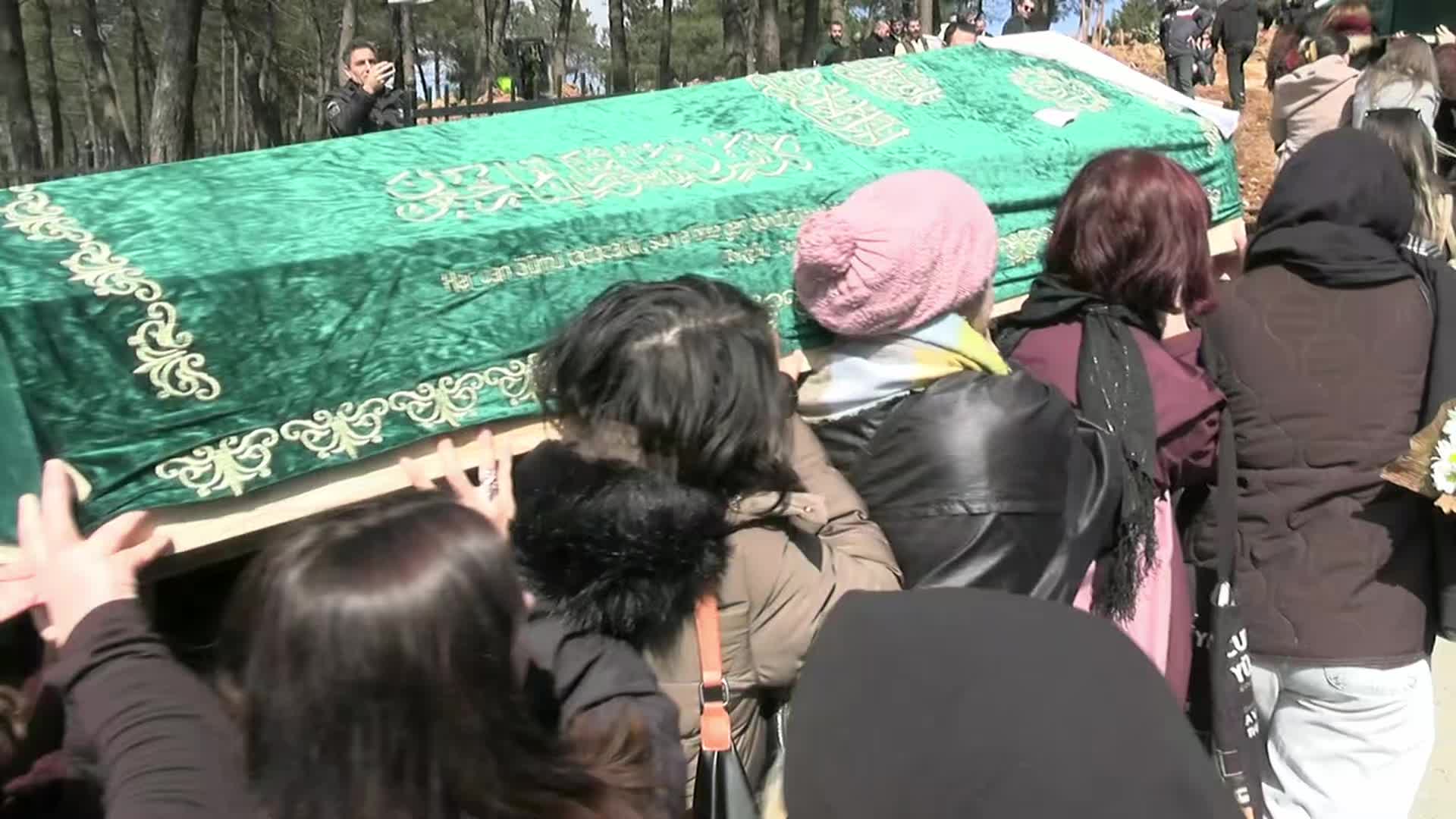 Fatma Nur Çelik ve kızı Hifa İkra toprağa verildi: "Hastaneden zorla çıkarılmışlardı ve çok üzgünlerdi, şırıngayla günde iki kez sıvıyla beslenen, bir böbreği olmayan, her an ölme riskiyle karşı karşıya kalan bir çocuktan bahsediyoruz"
