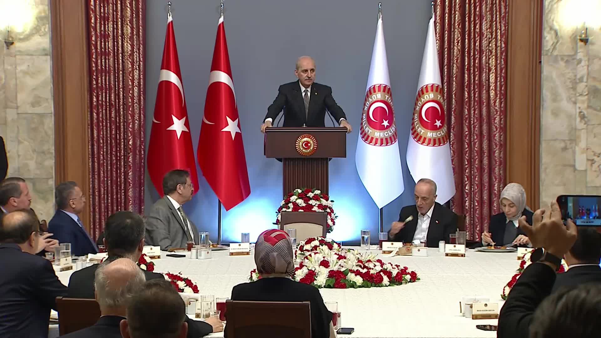 TBMM Başkanı Kurtulmuş, iftarda sivil toplum kuruluşlarının temsilcileriyle bir araya geldi: Önümüzdeki dönem daha zor, karmaşık ve çok krizlerle dolu bir döneme doğru gidecek gibi görünüyor