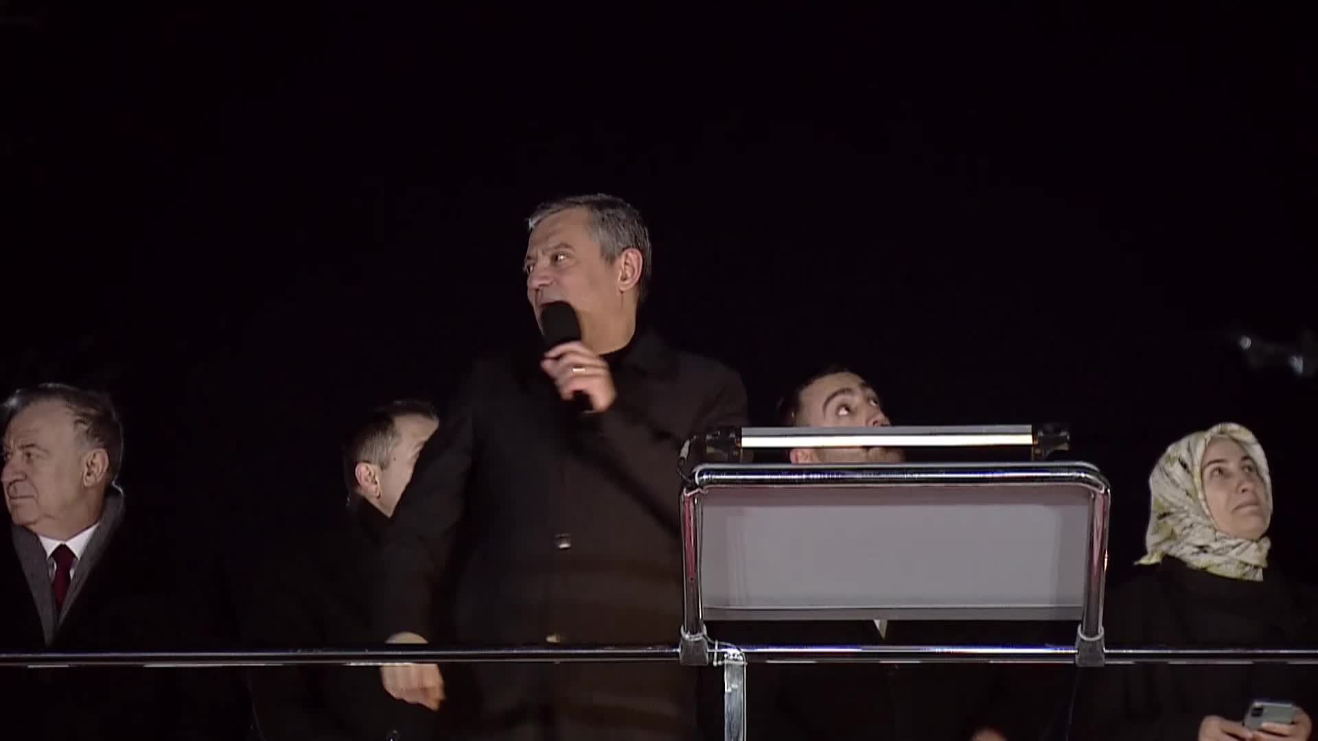CHP'nin "Millet İradesine Sahip Çıkıyor" mitingi... Özgür Özel: "Son 14 yıldır bir tek savaş uçağı Hava Kuvvetleri'ne kazandırılamamıştır. Hava savunma sistemimiz yoktur"