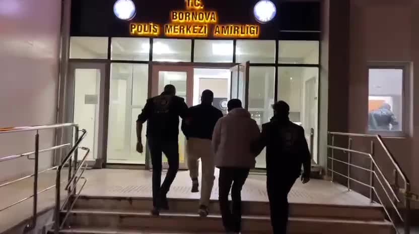 İzmir'de kendilerini polis olarak tanıtıp eve girdiler: 550 bin TL’lik gaspın 2 şüphelisi tutuklandı
