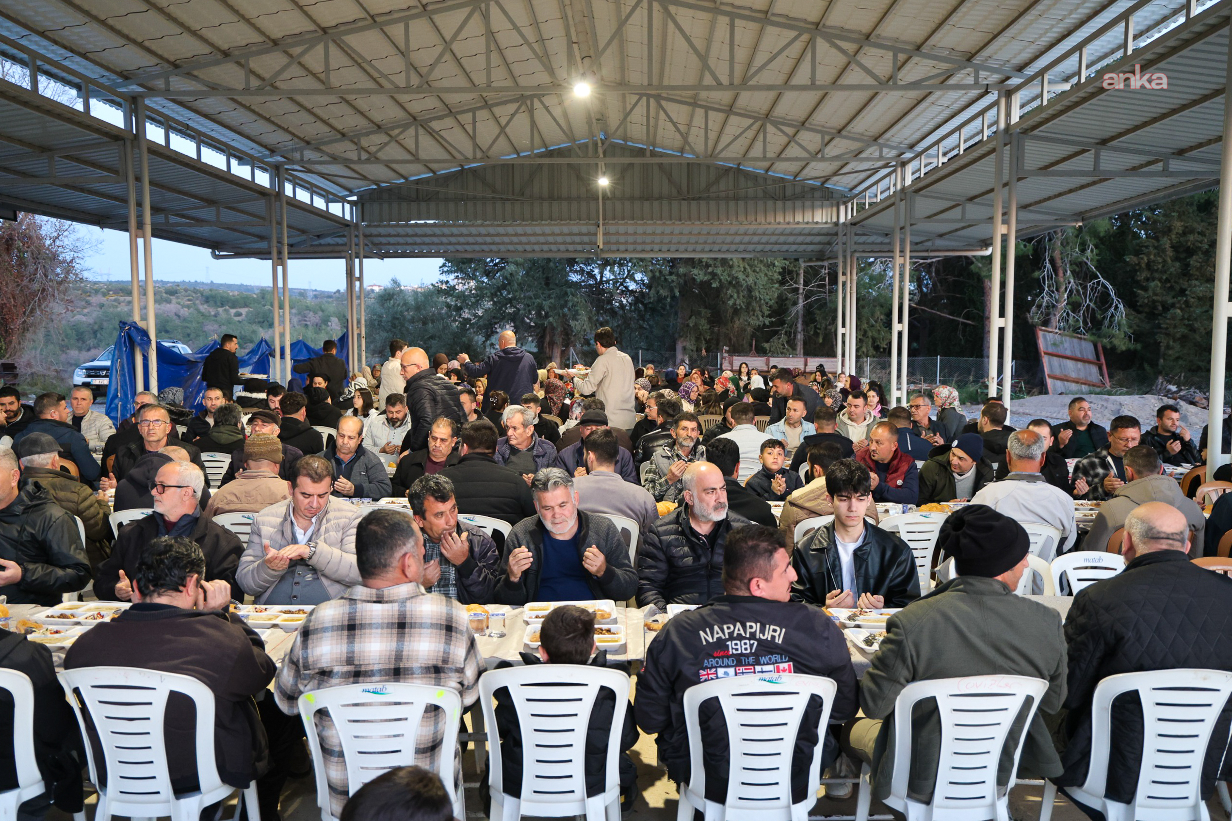 Manavgat Belediyesi, ilçe sakinlerini dayanışma sofralarında buluşturmaya devam ediyor