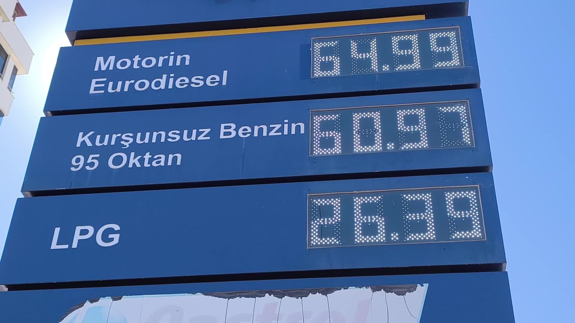 Akaryakıt zammına tepki: "Kontakları kapatacağız, atla, öküzle devam edeceğiz"