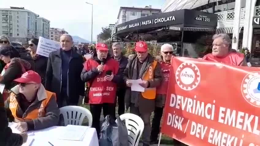 Samsun'da emeklilerden "bayram ikramiyesinin artırılması" talebiyle imza kampanyası