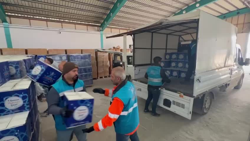 Adıyaman Belediyesi ekipleri, her gün bin 500 haneye ramazan kolisi ulaştırıyor