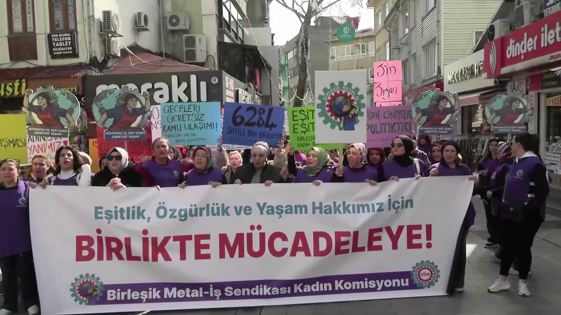 Kadınlar Gebze Meydanı'ndan 8 Mart mesajı verdi: Neoliberal politikalar, muhafazakâr kuşatma ve laikliğe yönelik saldırılar kadınların haklarını hedef alıyor