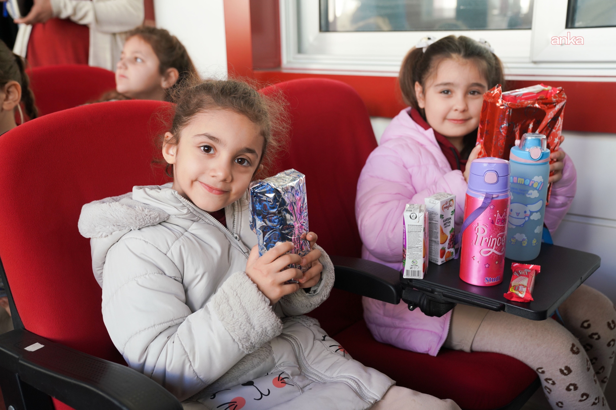 Seferihisar'da minik öğrencilerden “Paylaşılan Bir Oyuncak, Büyüyen Bir Gülüş” kampanyasına destek