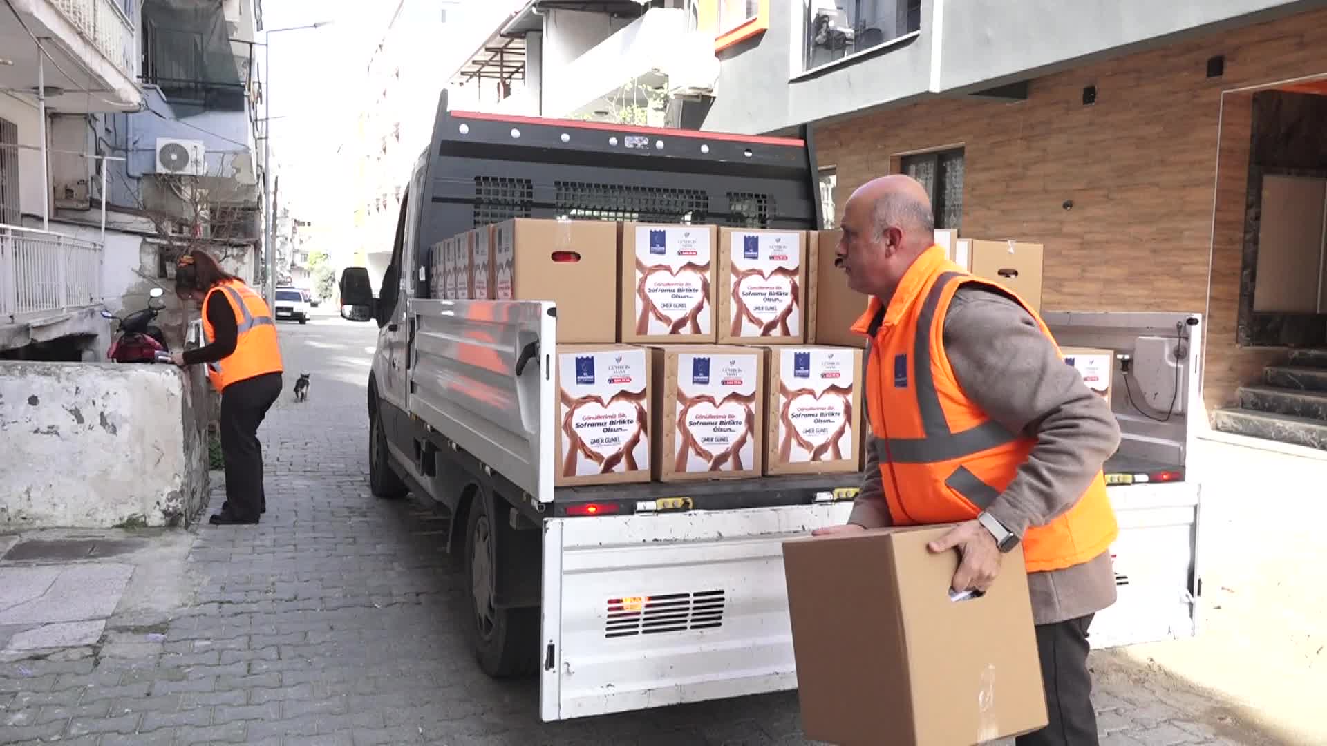 Kuşadası Belediyesi’nden 3 bin 500 aileye ramazan yardımı