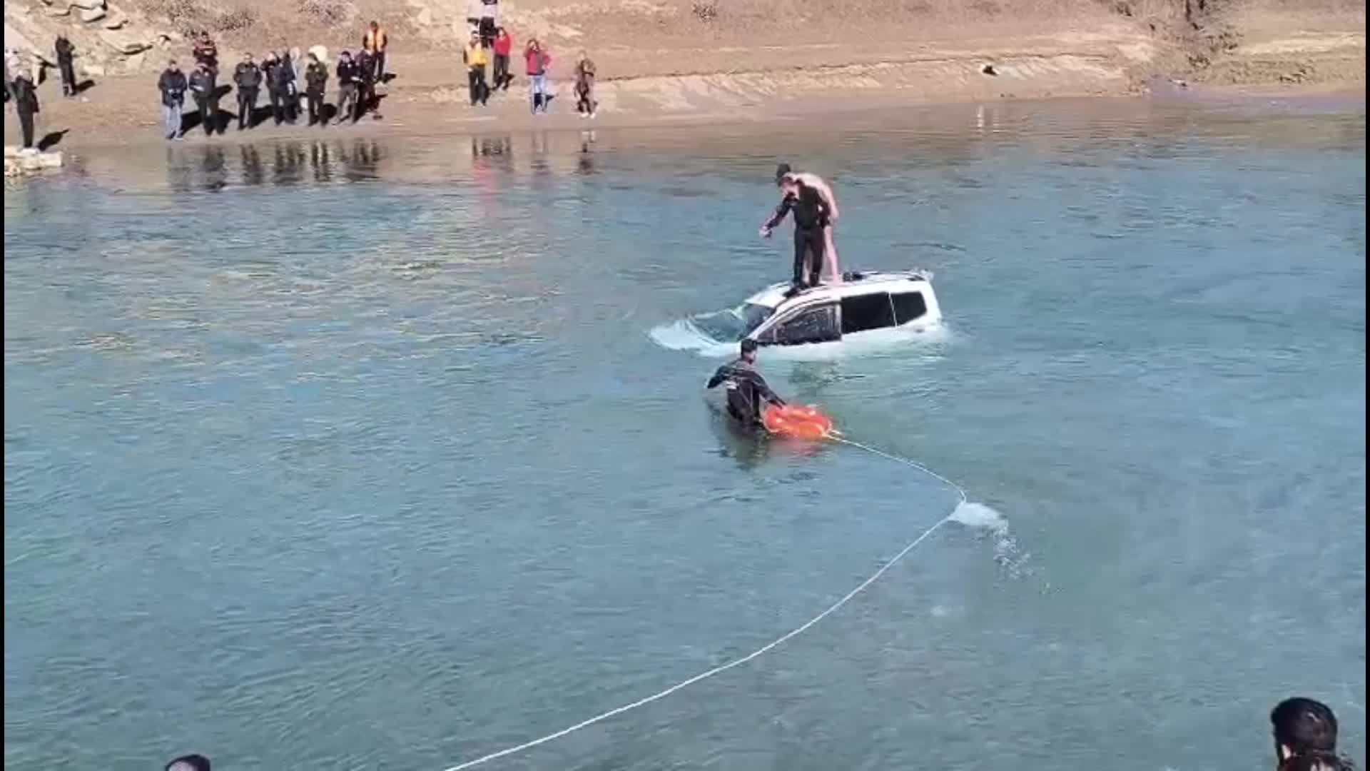 Tunceli’de sürücüsünün kontrolünü kaybettiği araç nehre düştü, yoldan geçen vatandaş camı kırarak sürücüyü kurtardı