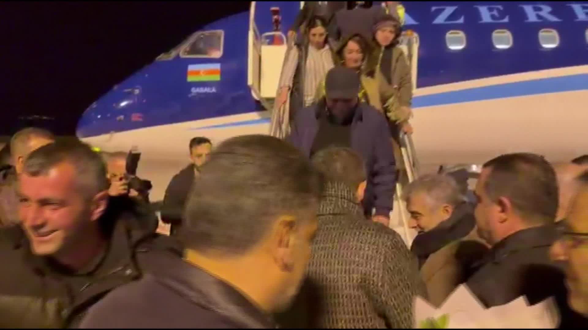 Dron saldırısı sonrası Azerbaycan'ın ana topraklarından Nahçıvan'a gitmek isteyenleri taşıyan 3 uçak Iğdır'a indi