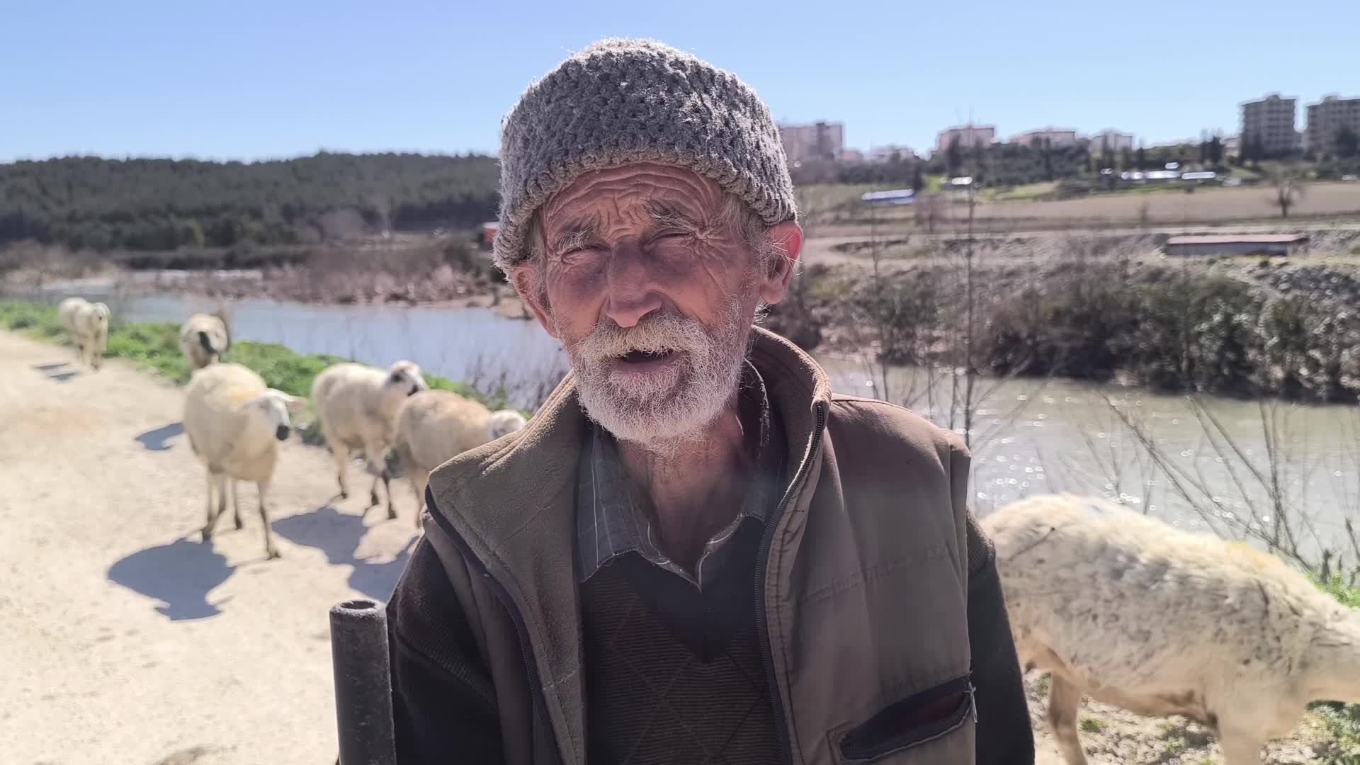 Kadirli'de yaşayan 66 yaşındaki yurttaş maaş yetmeyince ameliyatlı haliyle besicilik yapıyor: Bununla geçimimi sağlıyorum