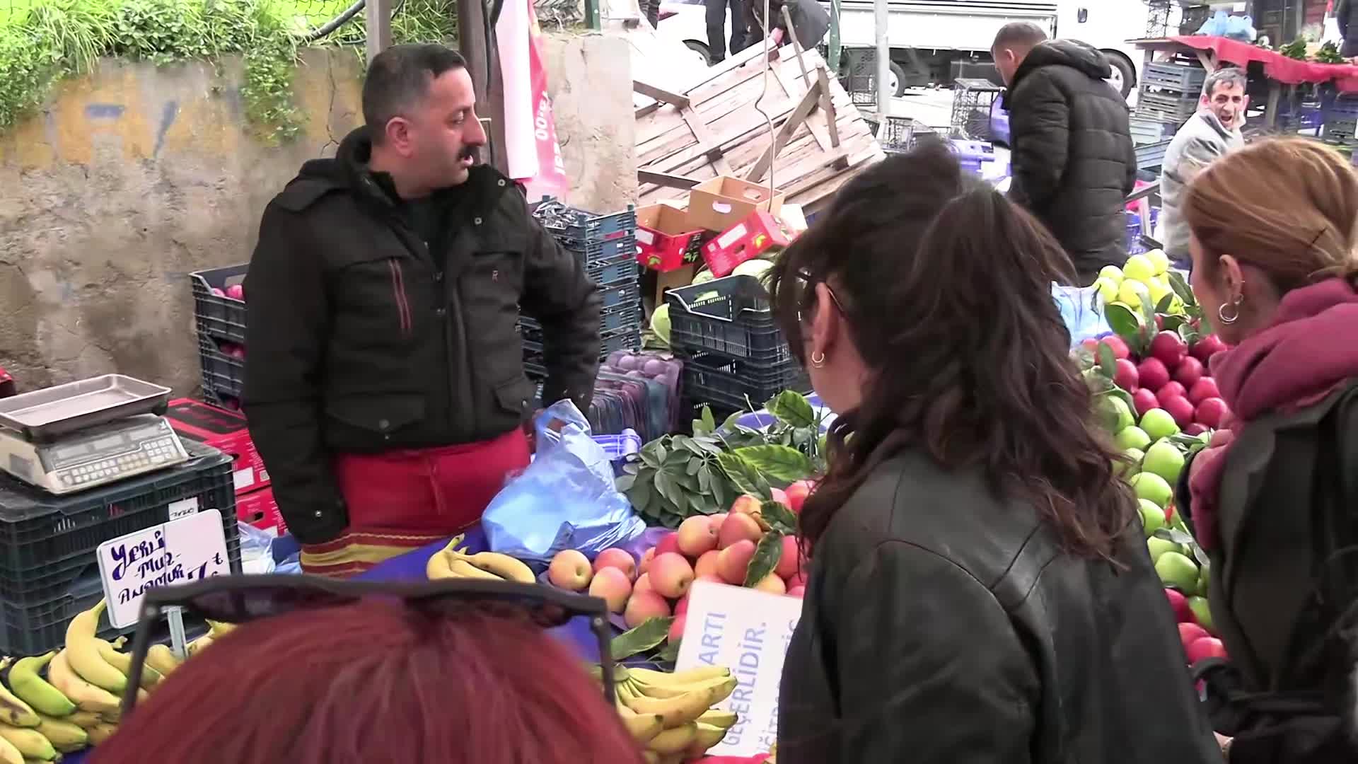 Özlem Zengin’in “Akşama peynir, ekmek, milletimiz ne yiyorsa biz aynı şeye talibiz” sözlerine tepki gösteren vatandaş: Sorsunlar peynir alabiliyor muyuz