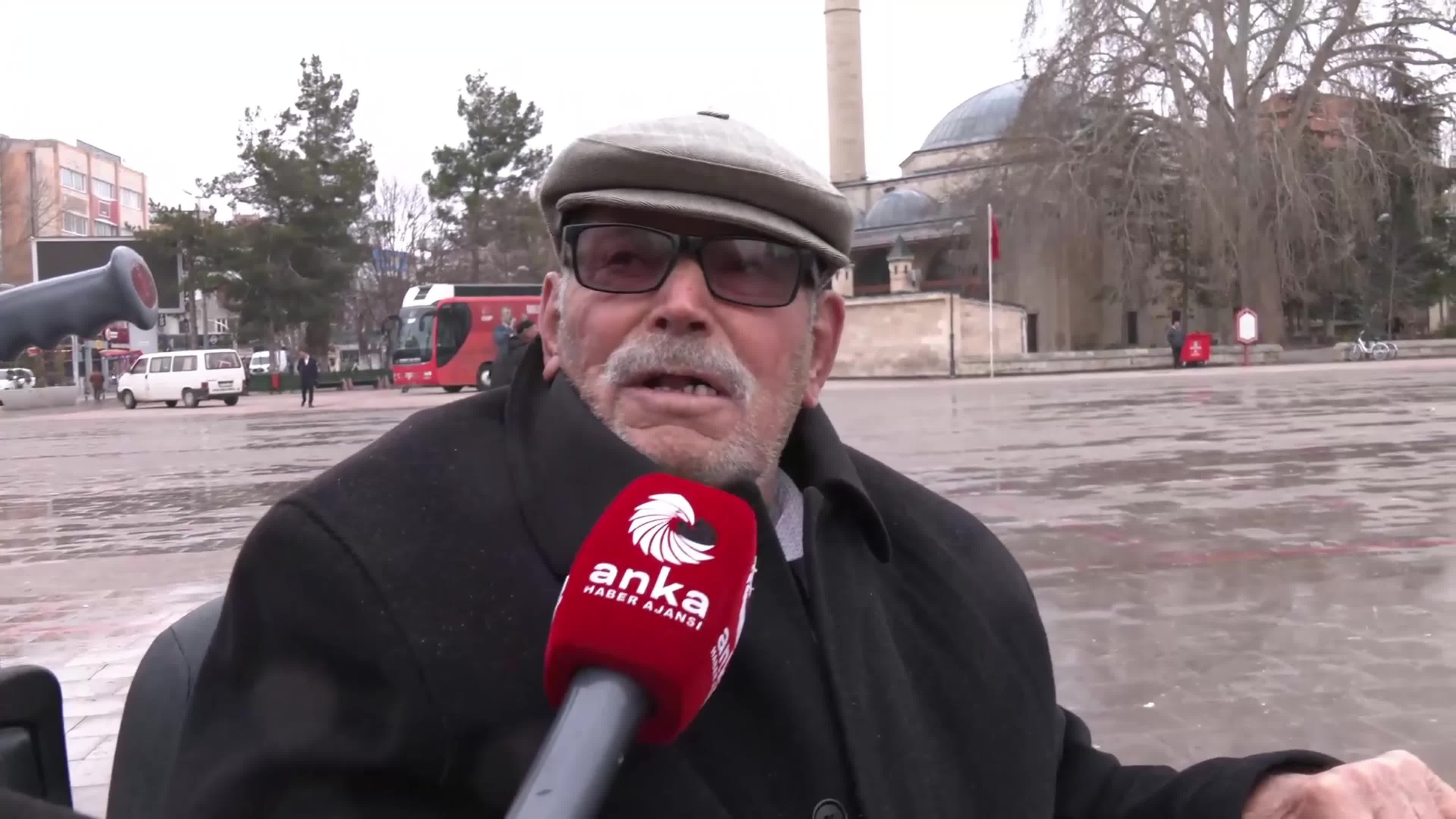 Karamanlılar geçim sıkıntısından dert yandı: "Evi olmayan adamlar ortada kaldı, bir evi olan yine bir kuru ekmek buluyor"