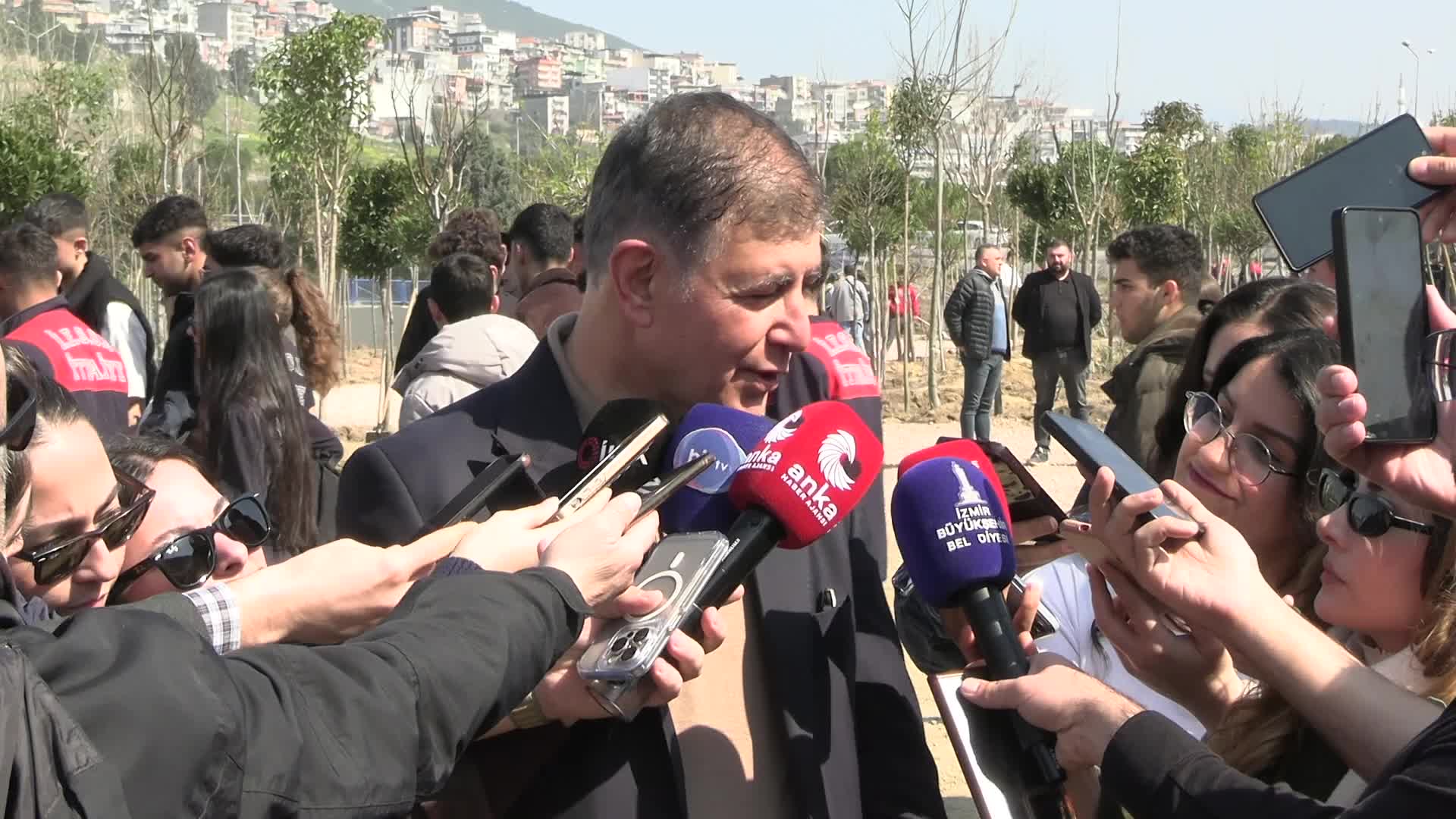 Tugay’dan Körfez, İZBAN ve Vakıflar çıkışı: "İzmir'e hizmet için çalışmaya davet ediyorum"