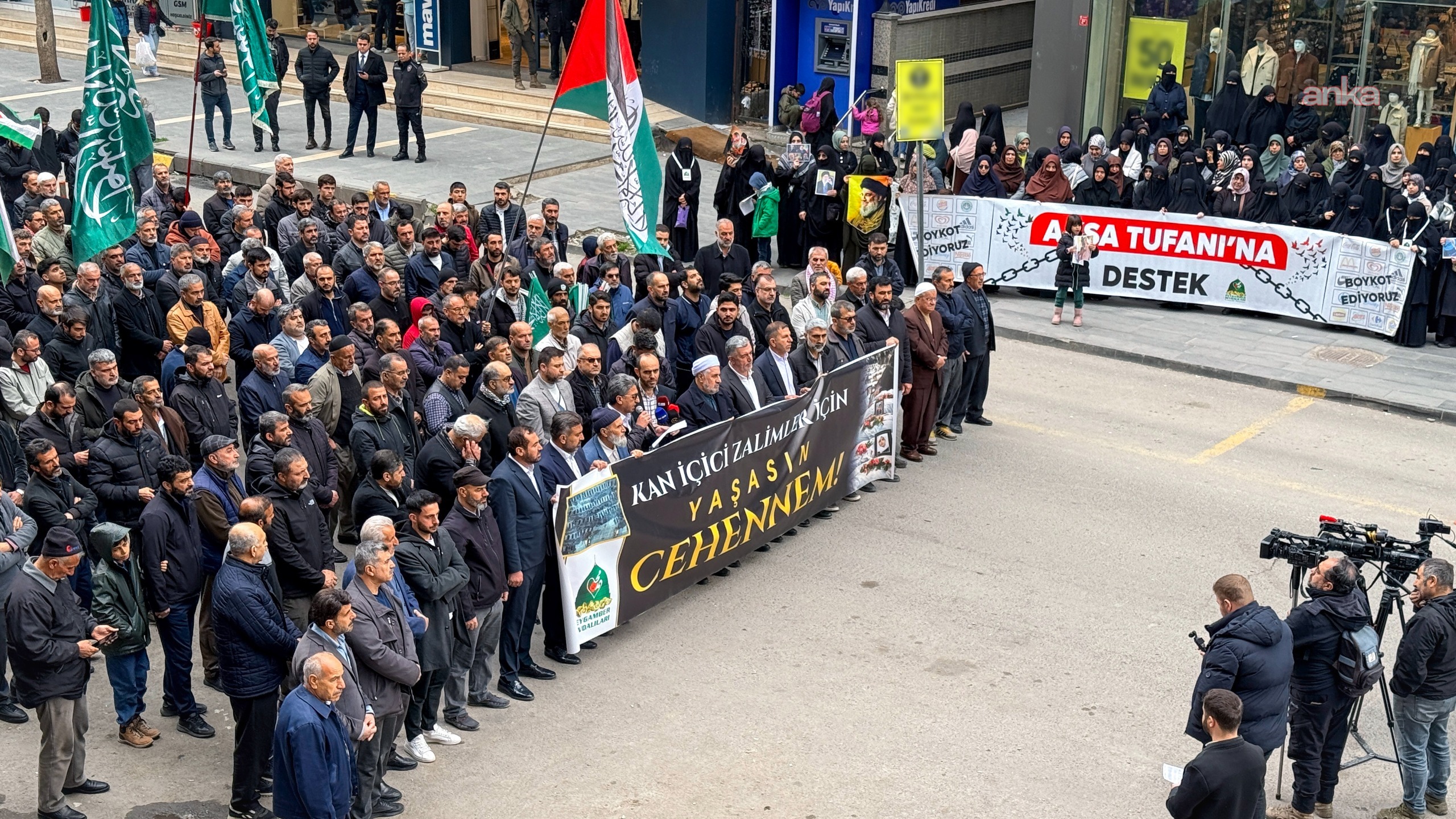 Diyarbakır’da ABD ve İsrail'in İran'a saldırıları protesto edildi, Ali Hamaney için gıyabi cenaze namazı kılındı