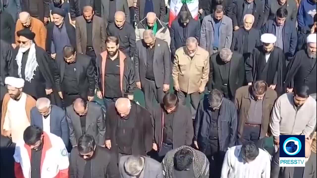 Tahran’da halk, öldürülen Dini lider Hamaney için cuma namazında bir araya geldi