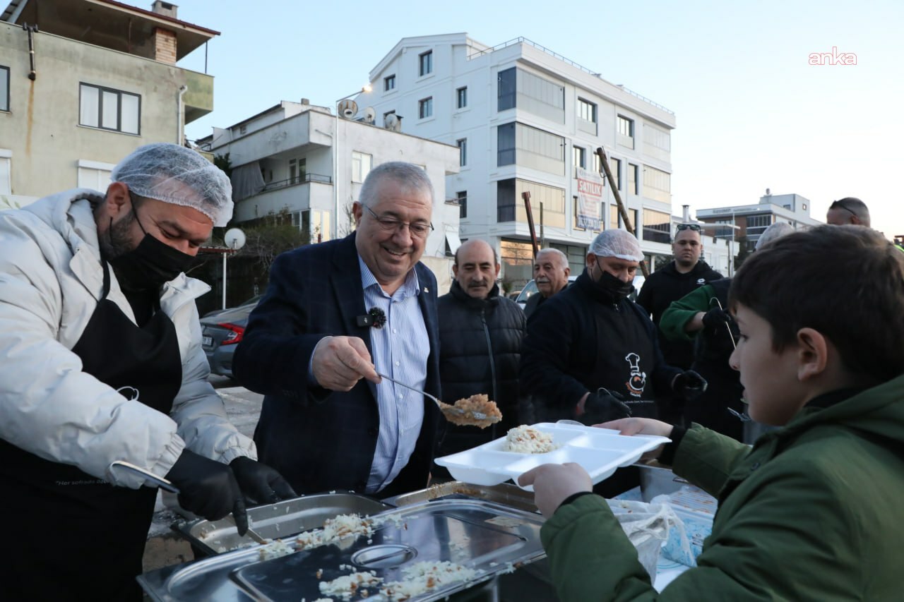 Edremit Belediyesi, ilçe sakinlerini mahallelerde kurduğu iftar sofralarında buluşturuyor