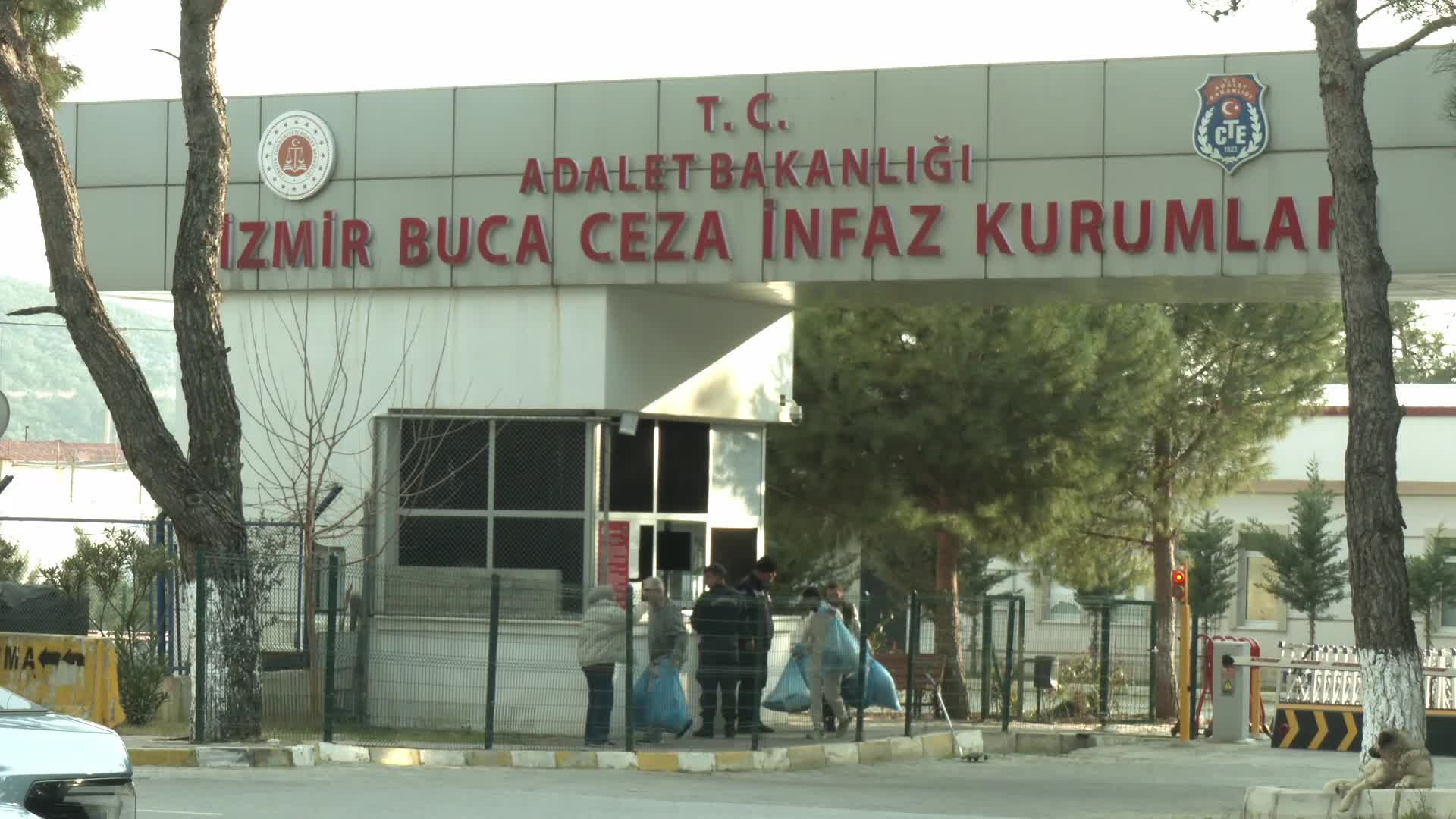 CHP'li Gökçen'den Buca Cezaevi önünde "iddianame" ve "tutuksuz yargılama" çağrısı