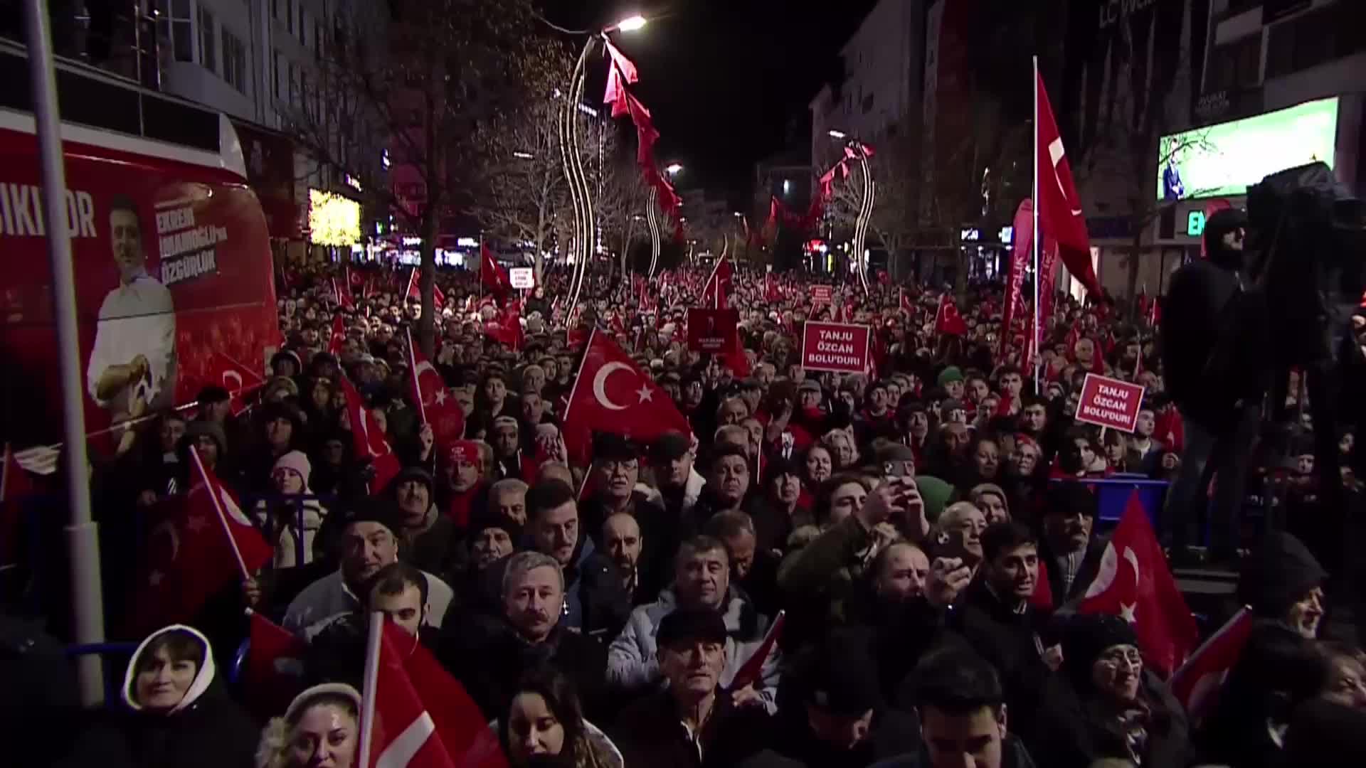 CHP'nin Bolu mitingi... Özgür Özel: "Sayın Erdoğan'ı Oval Ofis merkezli değil Ankara merkezli siyaset yapmaya davet ediyorum"