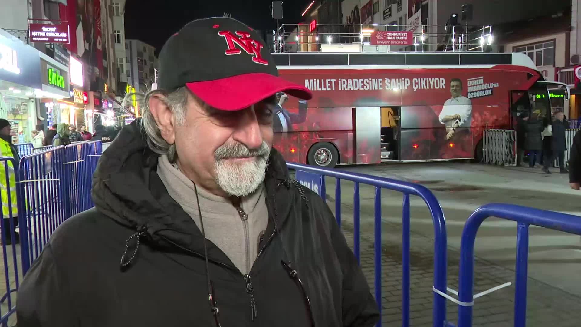 CHP'nin düzenlediği 95 mitingden 65'ine katılan emekli Hüseyin Sedat Yağlı: "Ben pijamamı çıkarmadım ama gövdemi koydum bu işe"