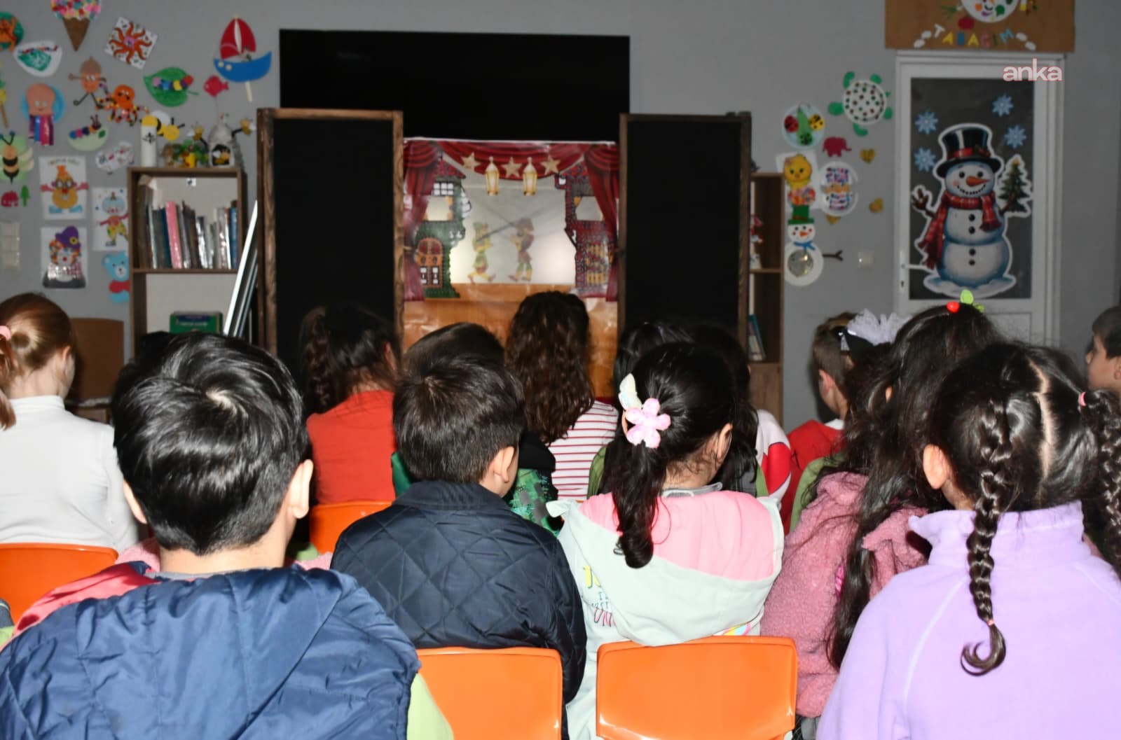 Kuşadası Belediyesi Anne Baba Çocuk Merkezi’nde gölge oyunu heyecanı