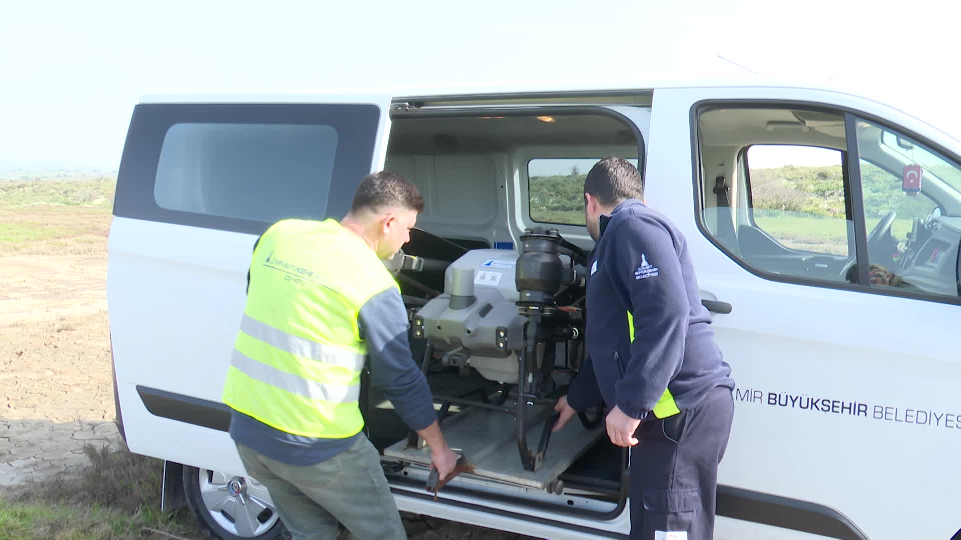 İzmir Büyükşehir Belediyesi, 30 ilçede dron destekli uygulamalarla 254 bin noktada düzenli ilaçlama ve kontrol çalışması yürütüyor