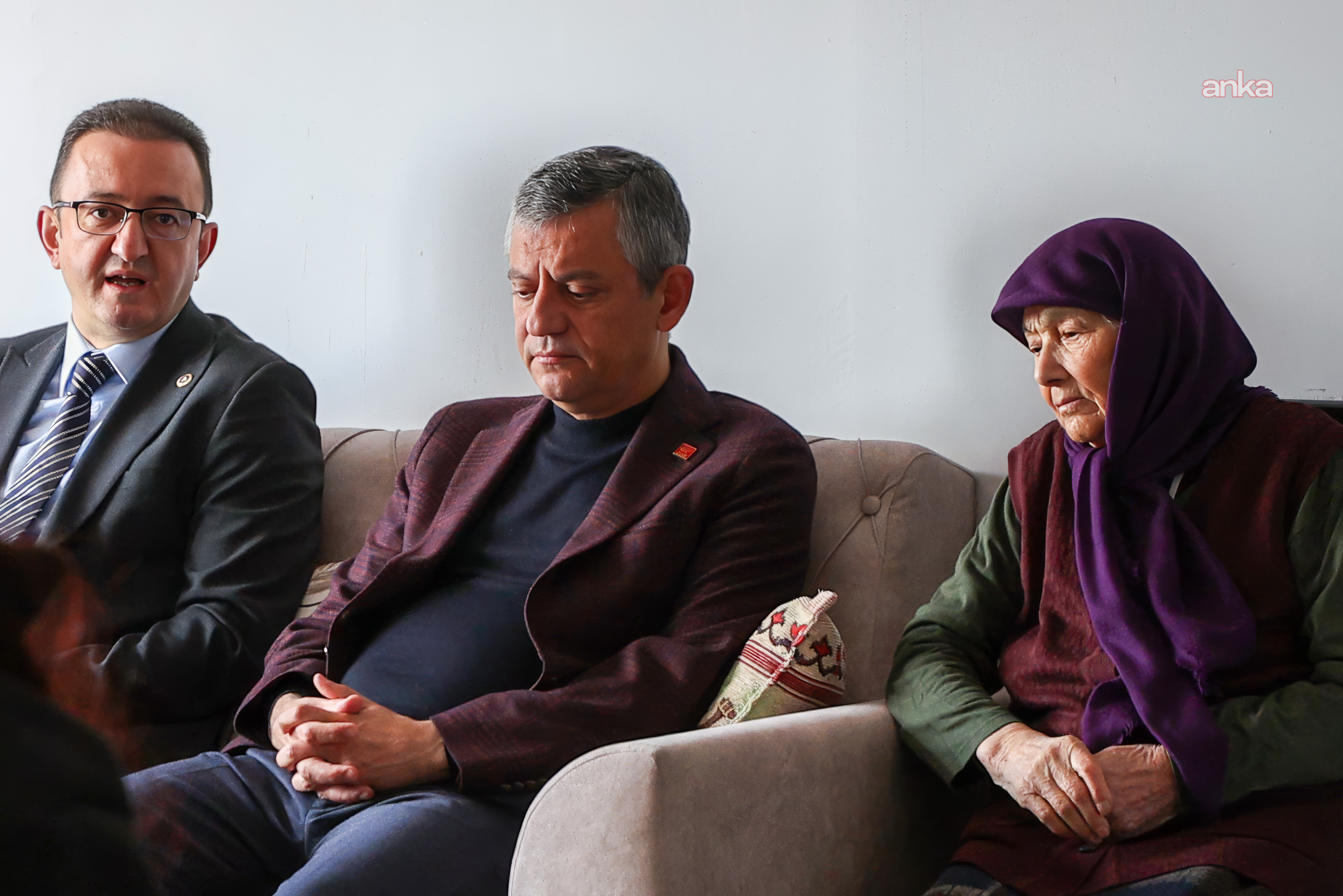 Özgür Özel, öğretmen Fatma Nur Çelik’in ailesine taziye ziyaretinde bulundu