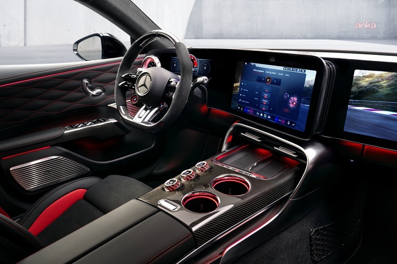 Yeni Mercedes-AMG GT 4 Kapı Coupé’nin kokpiti, performansın kontrol merkezi