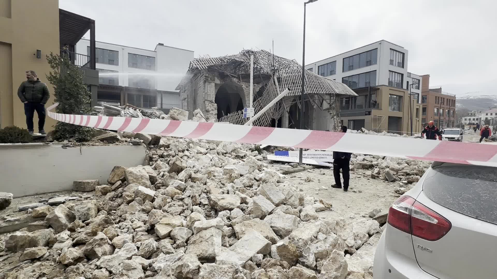 Tarihi Çınarlı Camisi’nde restorasyon sırasında duvar çöktü, bir işçi yaralandı