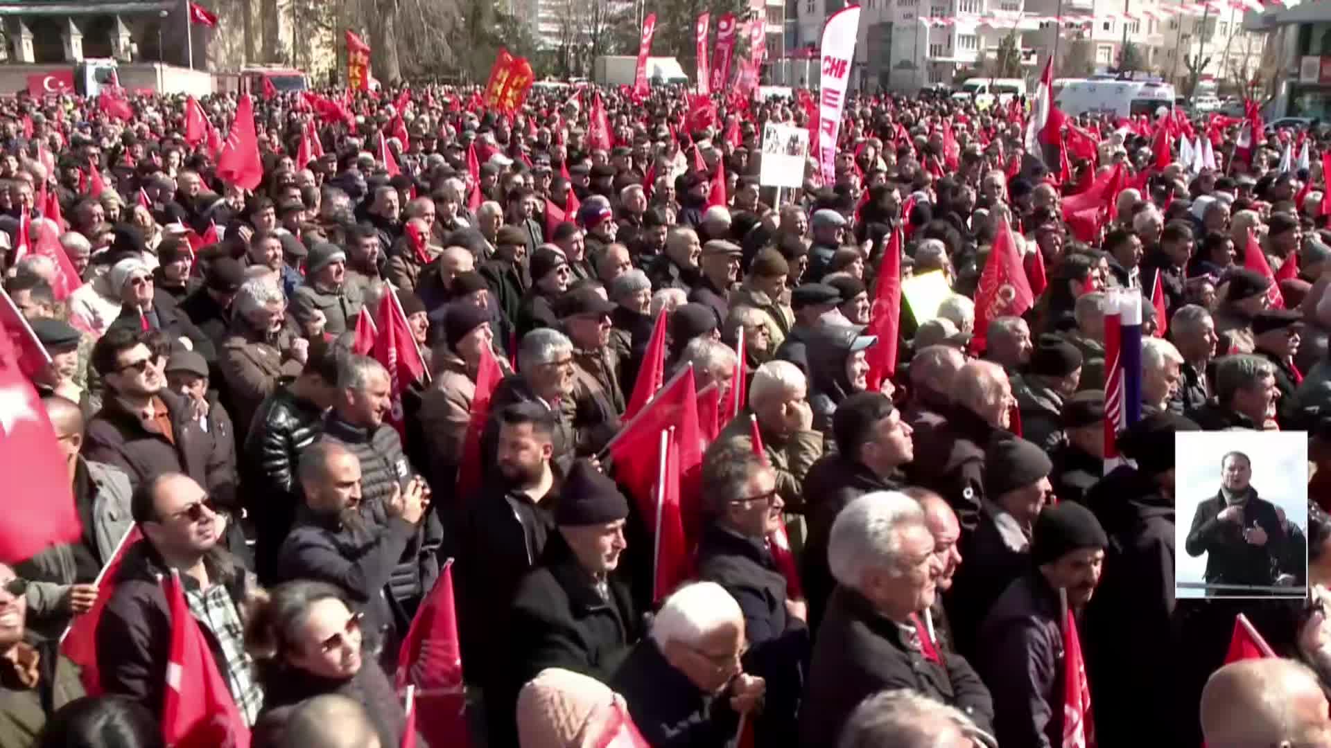 CHP'nin "Millet İradesine Sahip Çıkıyor" mitingi... Özgür Özel: Olga'ya oluyor da Hülya'ya niye olmuyor? Olga'ya olan şey ona helal de bize niye haram? Neden bu yoksulluk?