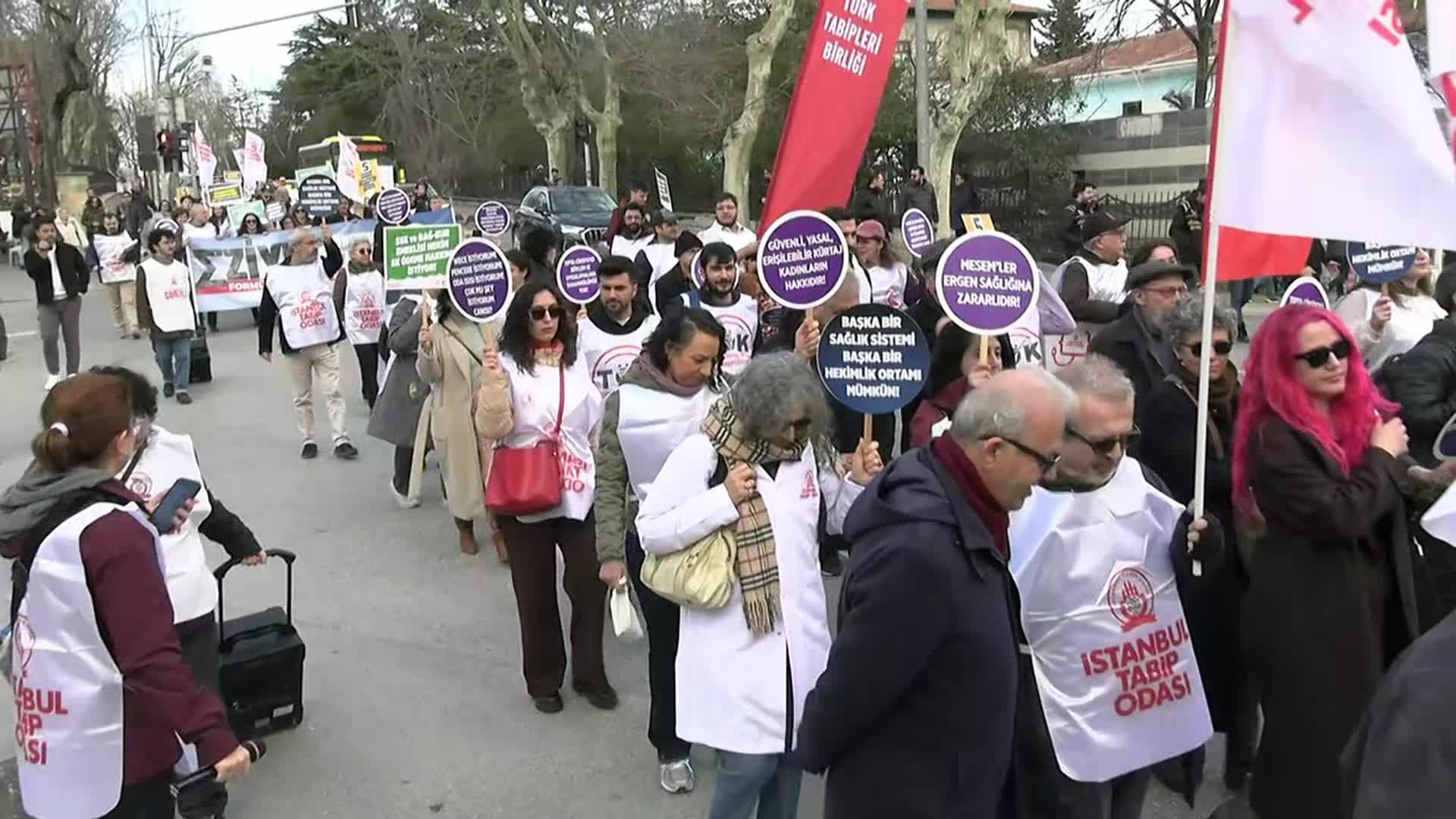 Sağlık emekçilerinden “Büyük Hekim Yürüyüşü”…  “Sağlıkta Dönüşüm Programı’ndan vazgeçilmelidir”