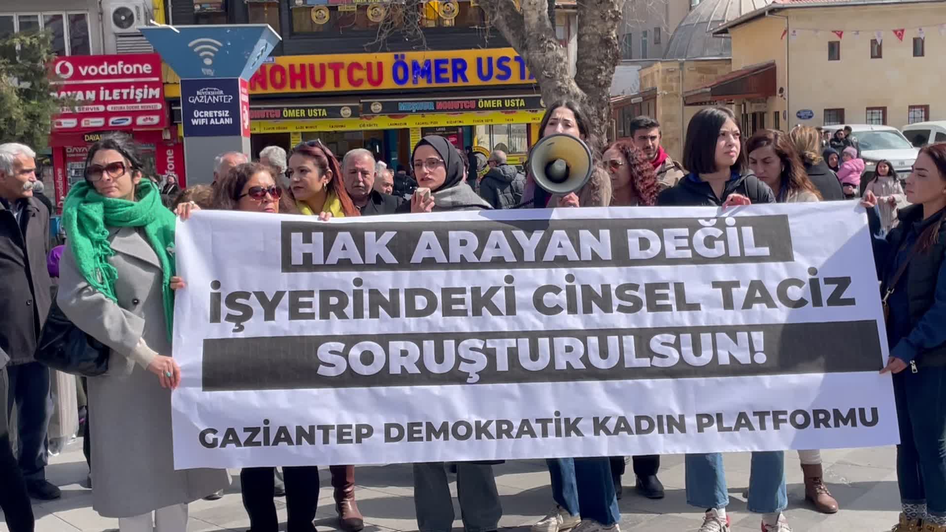 Gaziantep’te Kadın Platformu, tacize uğrayan kadın ve avukatına yapılan şikâyete karşı basın açıklaması yaptı