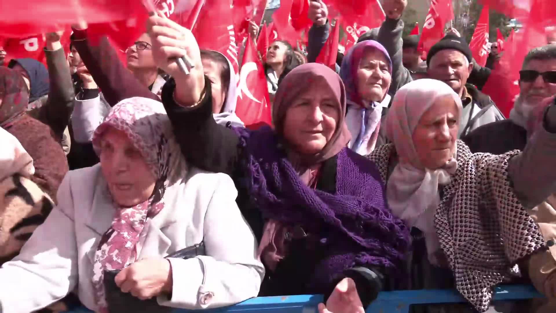 CHP’nin "Millet İradesine Sahip Çıkıyor" mitinglerinin 96'ıncısı Karaman'da... Emekliler ve çiftçiler meydanı doldurdu