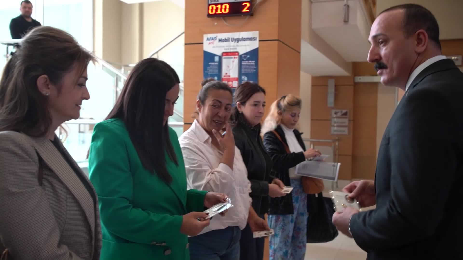 Konyaaltı Belediye Başkanı Kotan'dan kadın personele 8 Mart jesti