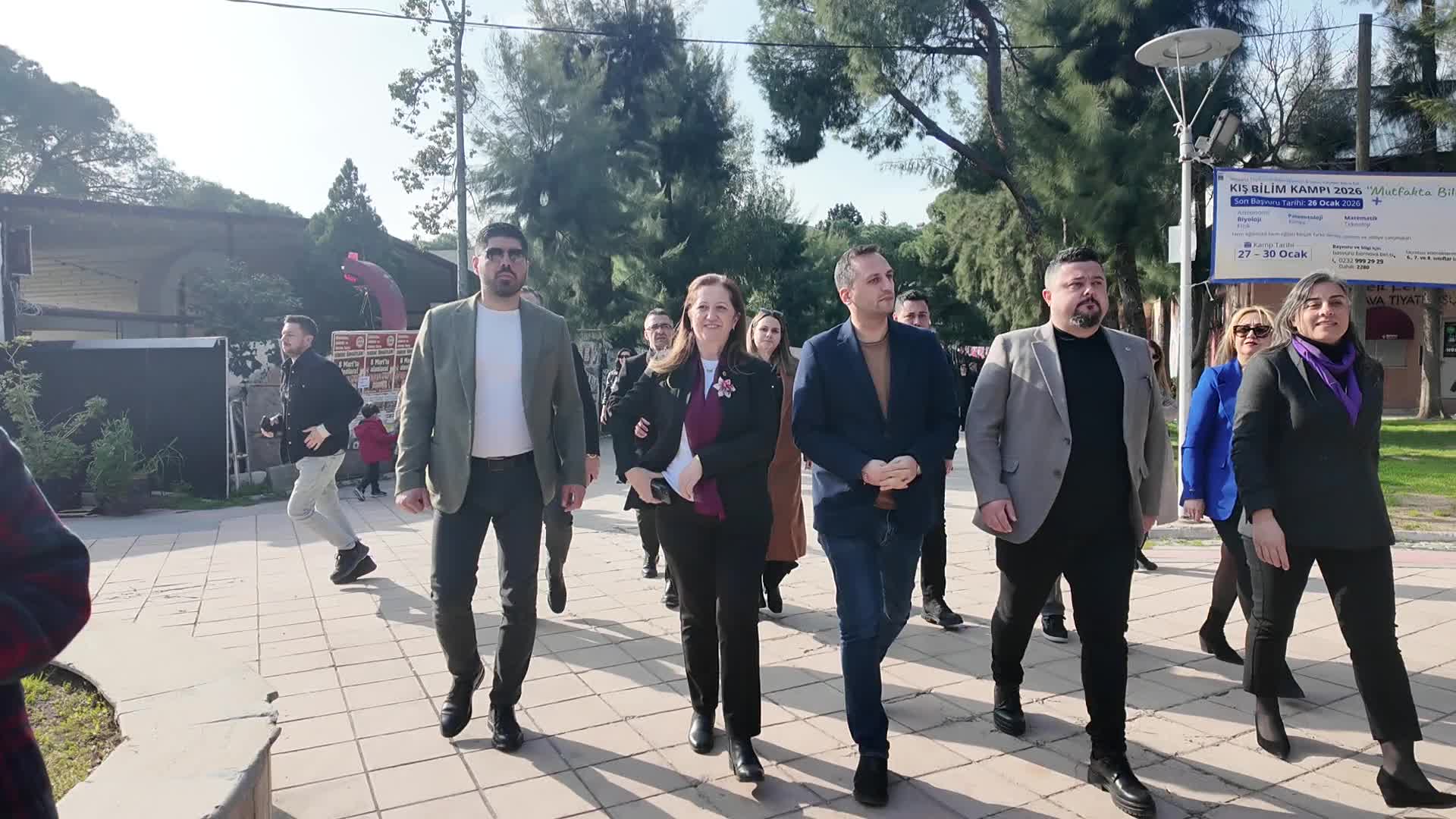 Bornova’da 8 Mart etkinliği: Kadınların talepleri sembolik kapı ile anlatıldı