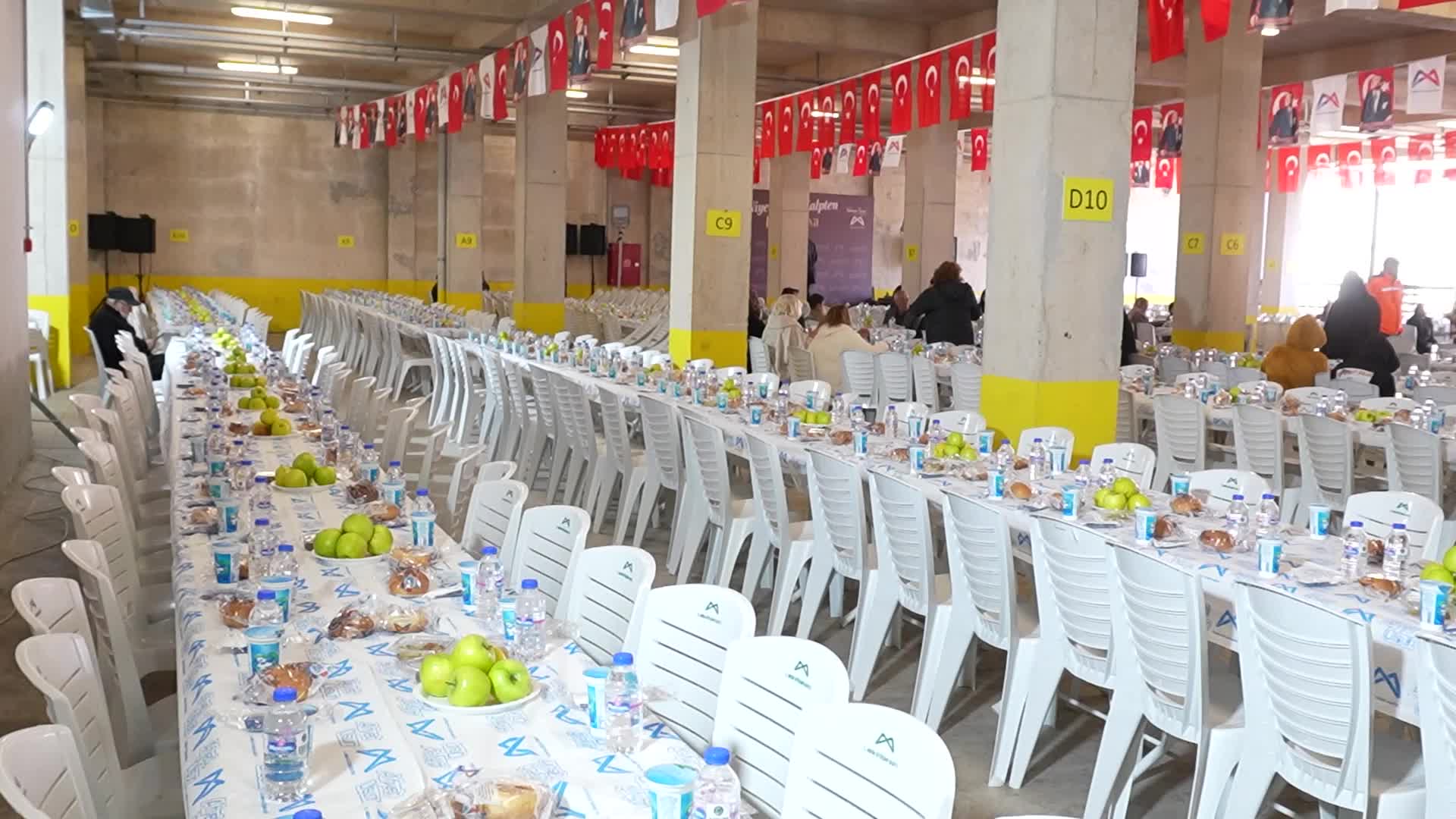 Mersin Büyükşehir Belediye Başkanı Seçer, Çamlıyayla'da vatandaşlarla iftar yaptı