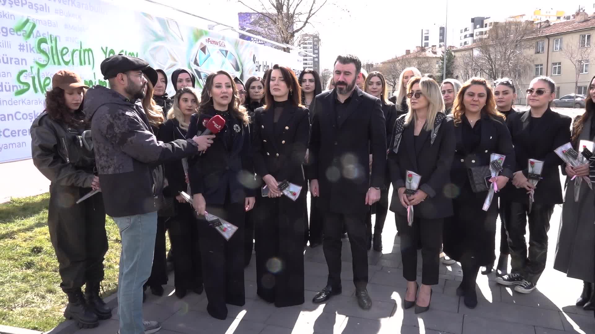 Kayseri’de 8 Mart’ta kadın cinayetlerinde hayatını kaybeden kadınların isimleri billboardlarda: Bir kadın ismi daha eklenmesin