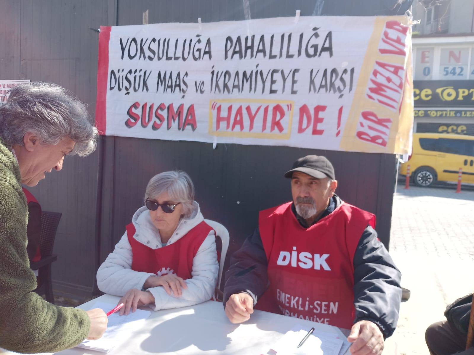 Burhaniyeli emeklilerin, aylıklarının ve ikramiyelerinin artırılması için başlattığı imza kampanyası tamamlandı