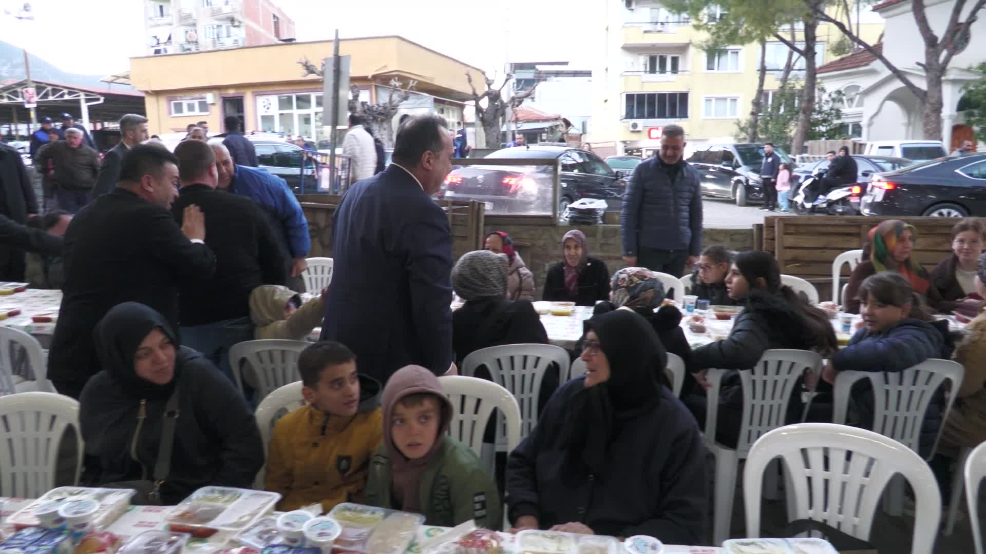 Manisa Büyükşehir Belediyesi’nin iftar sofrası, Kırkağaç’ta kuruldu