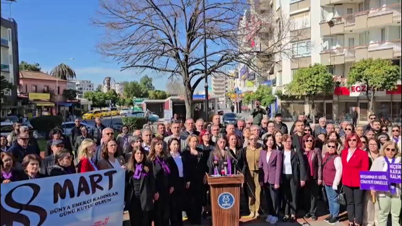 CHP’li kadınlar Nazilli’de 8 Mart’ta zeytin fidanı dağıttı