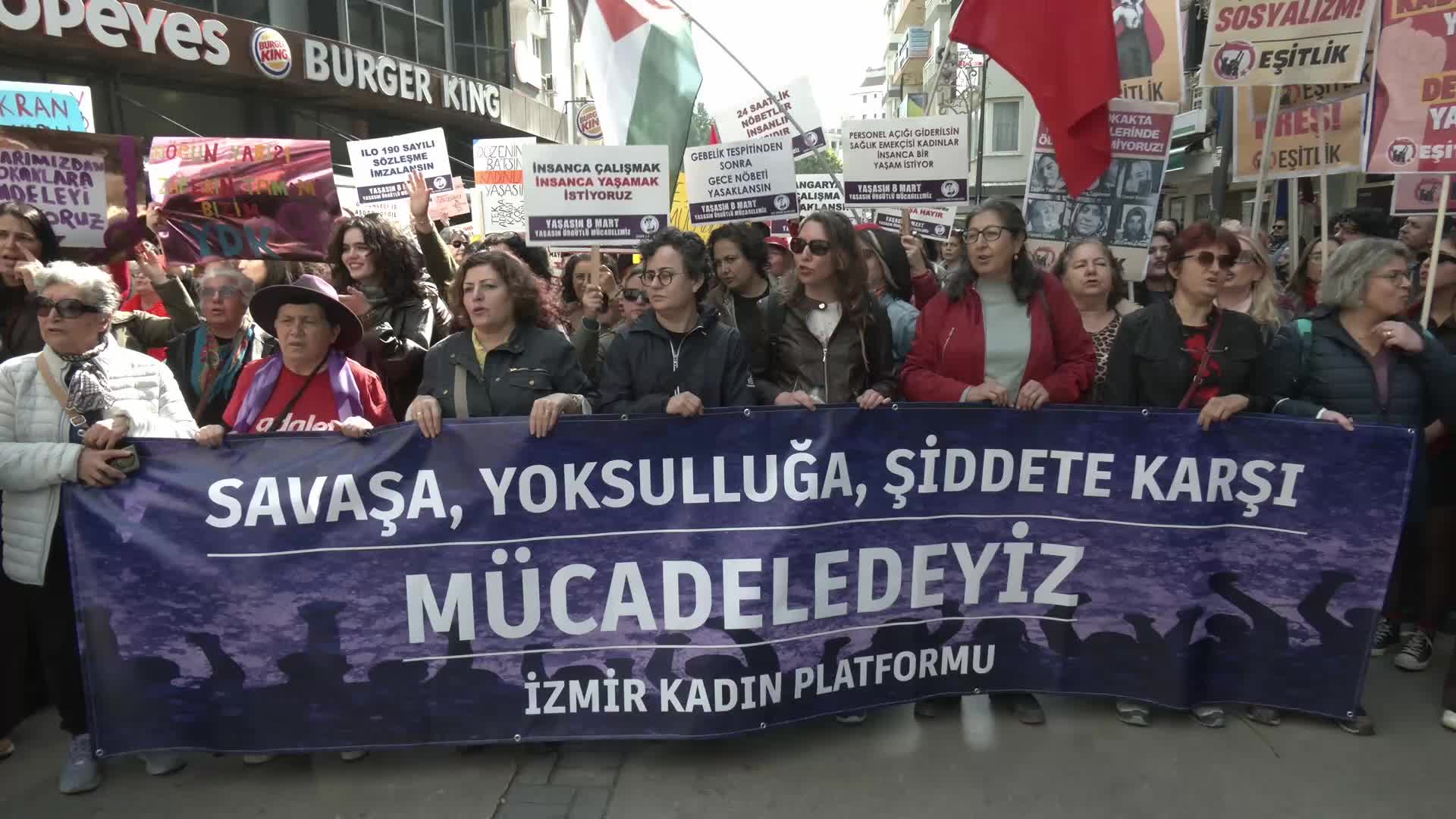 İzmir’de kadınlar hakları için yürüdü: Emeğimiz, bedenimiz ve kimliğimiz üzerindeki tahakkümü kabul etmiyoruz