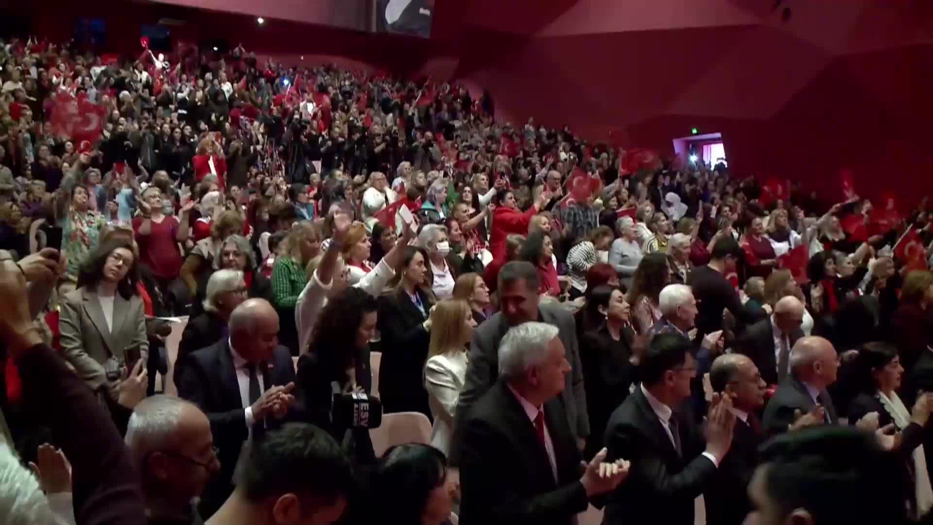 Özgür Özel, Eskişehir'de "8 Mart Kadınlar Günü" panelinde konuştu: "CHP olarak eşit temsile inanıyoruz"