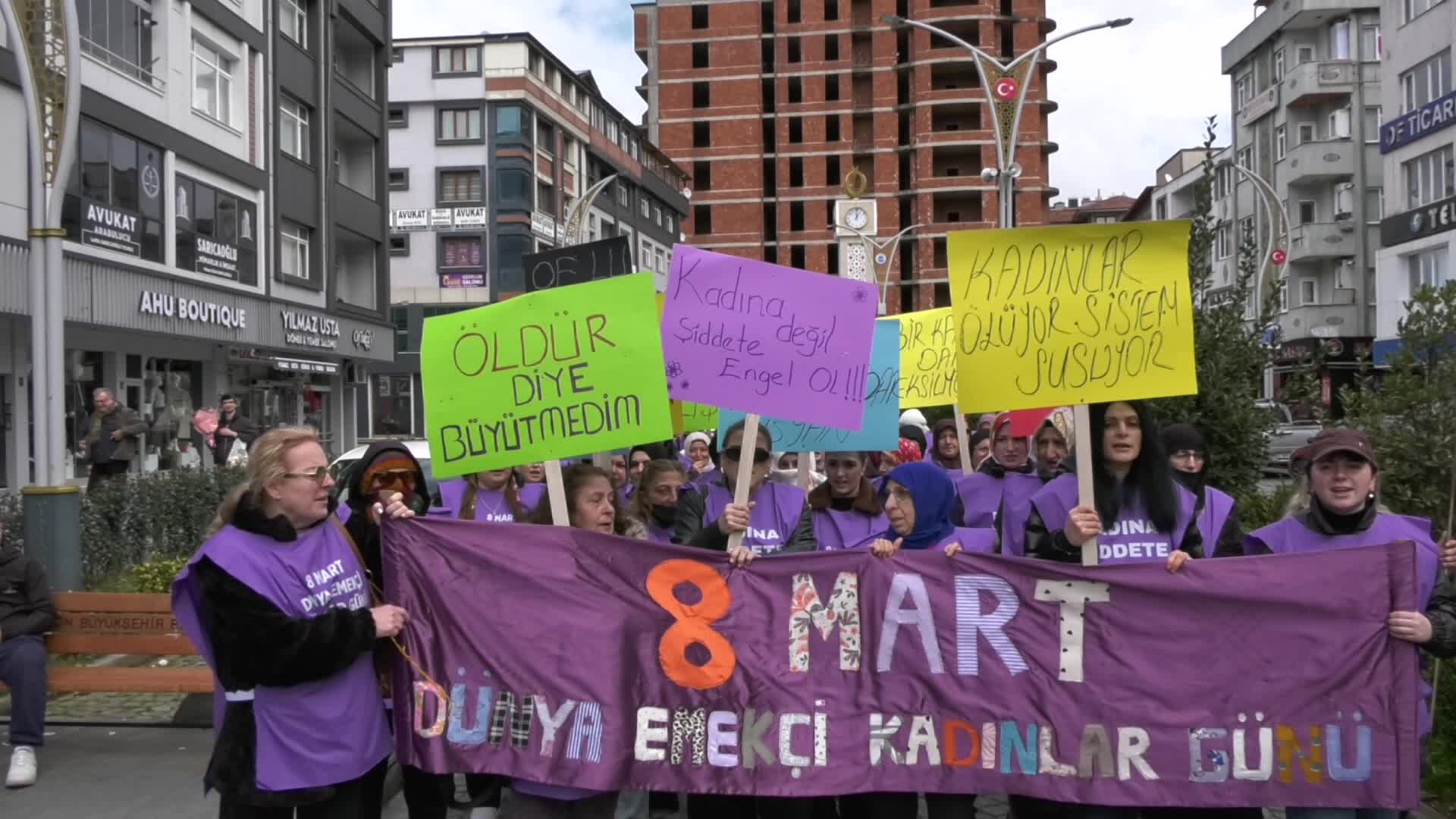 Oflu kadınlar 8 Mart Dünya Emekçi Kadınlar Günü dolayısıyla basın açıklaması yaptı