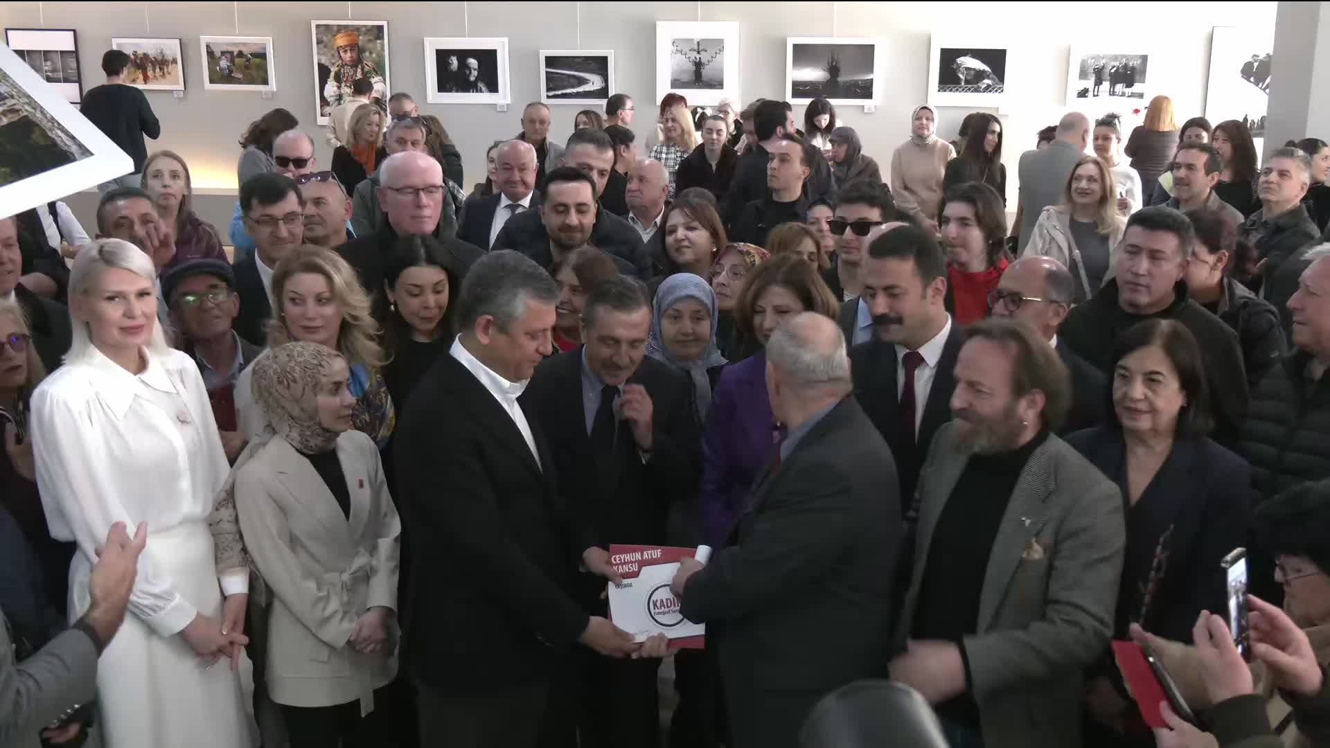 Özgür Özel, Eskişehir’de “Ceyhun Atuf Kansu Şiirleri Eşliğinde Kadın Fotoğrafları Sergisi”nin açılışını yaptı