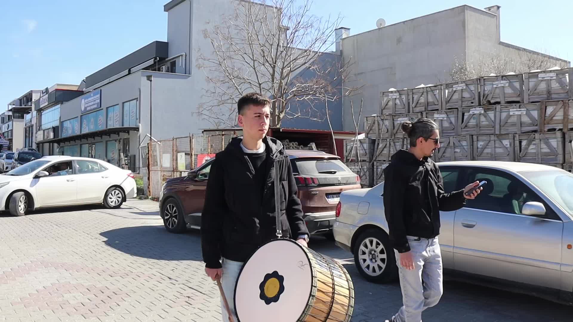 Muğla’da kadına şiddete karşı farkındalık etkinlikleri: Tellallar sokakta, şiddetin son bulması için "ferman" okudu, sokak tiyatrosu sahnelendi