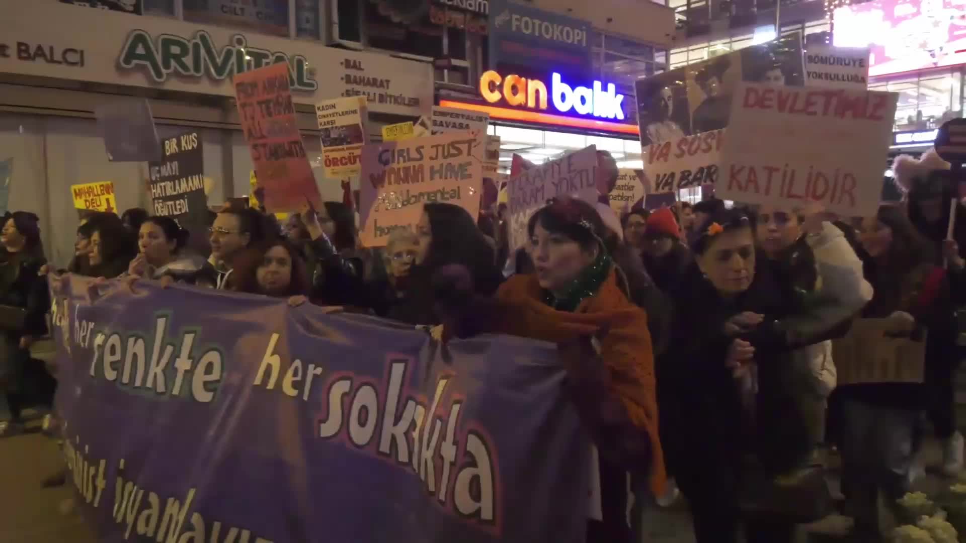 Ankara'da Feminist Gece Yürüyüşü: "Susmamızı bekleyenlere, bizi hizaya sokmak isteyenlere inat özgürlükten ve yaşamdan yanayız"